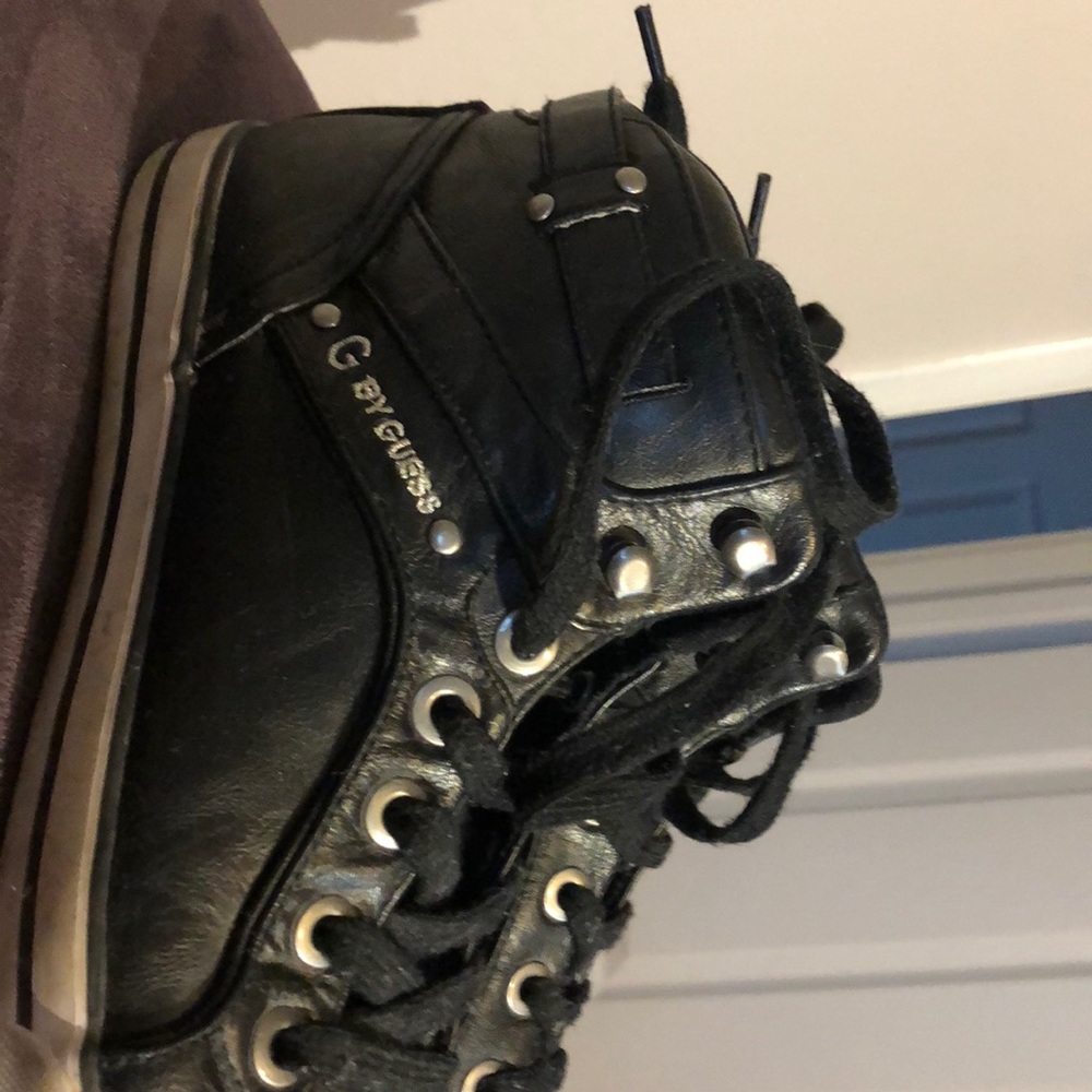 Guess women’s black high top shoes size 9 - Picture 3 of 6